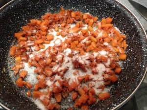 carote su caramello e zucchero aggiunto (nella foto zucchero bianco)